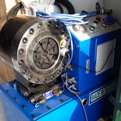 Mesin press selang hidrolik